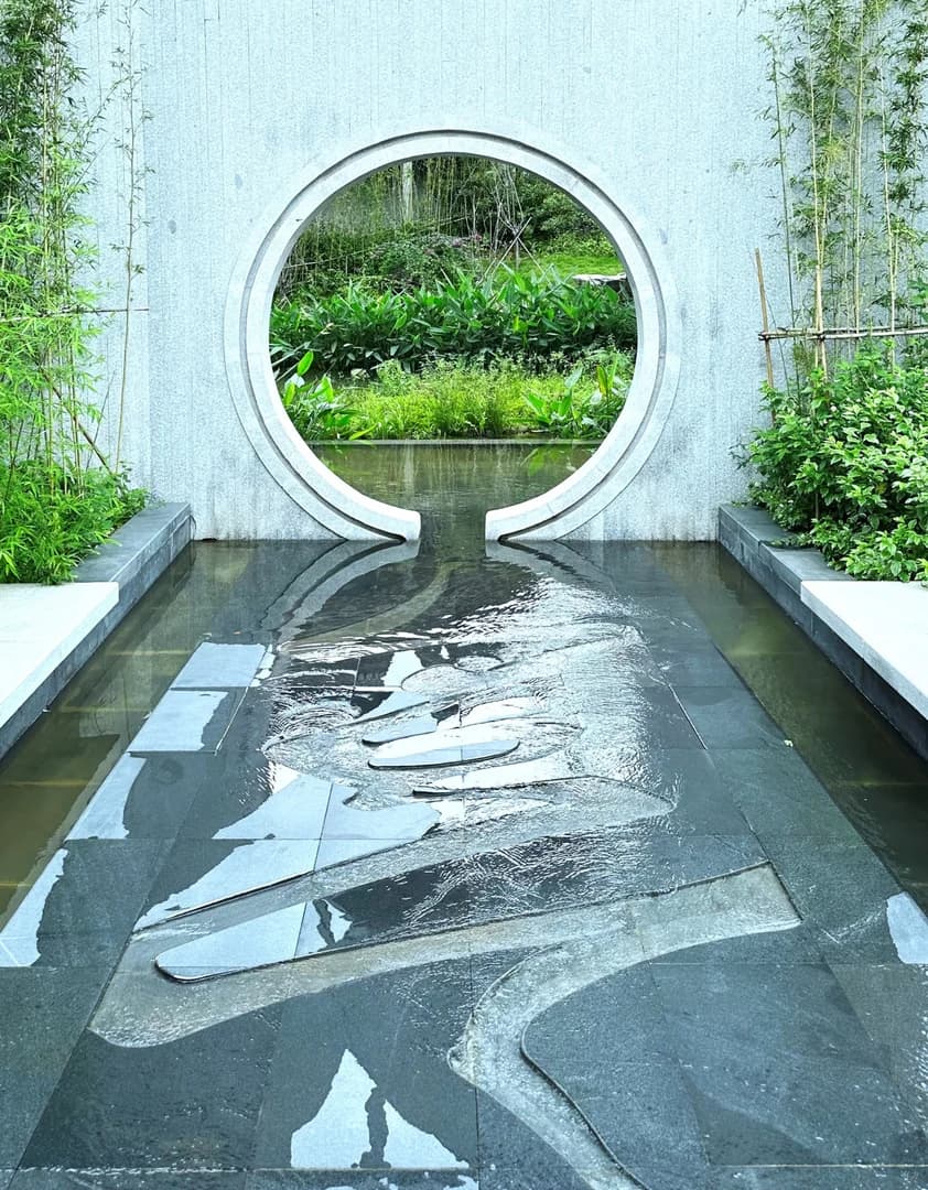 Ландшафтное оформление культурного центра с элементами водного ландшафта