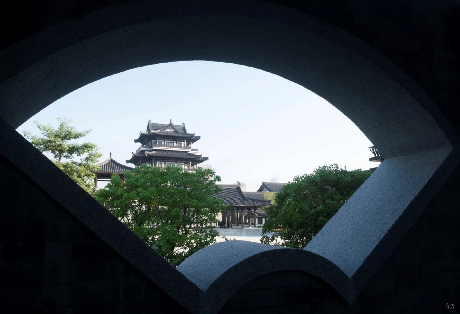 Ландшафтное оформление культурного центра с элементами водного ландшафта