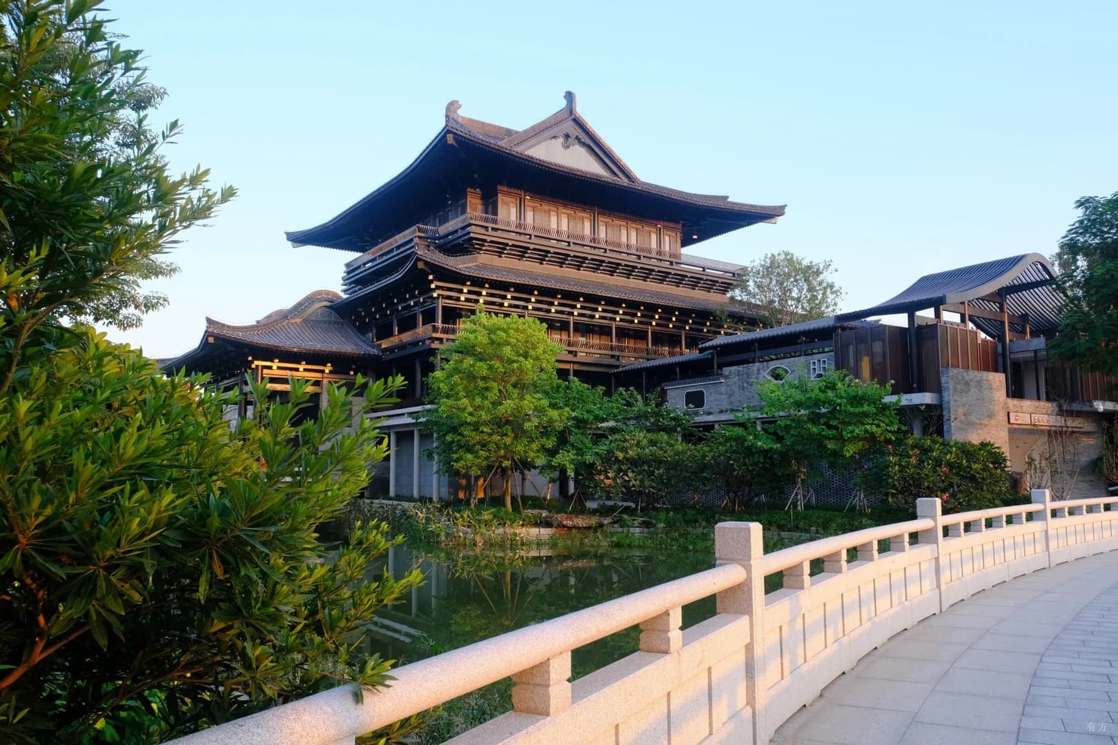 Ландшафтное оформление культурного центра с элементами водного ландшафта