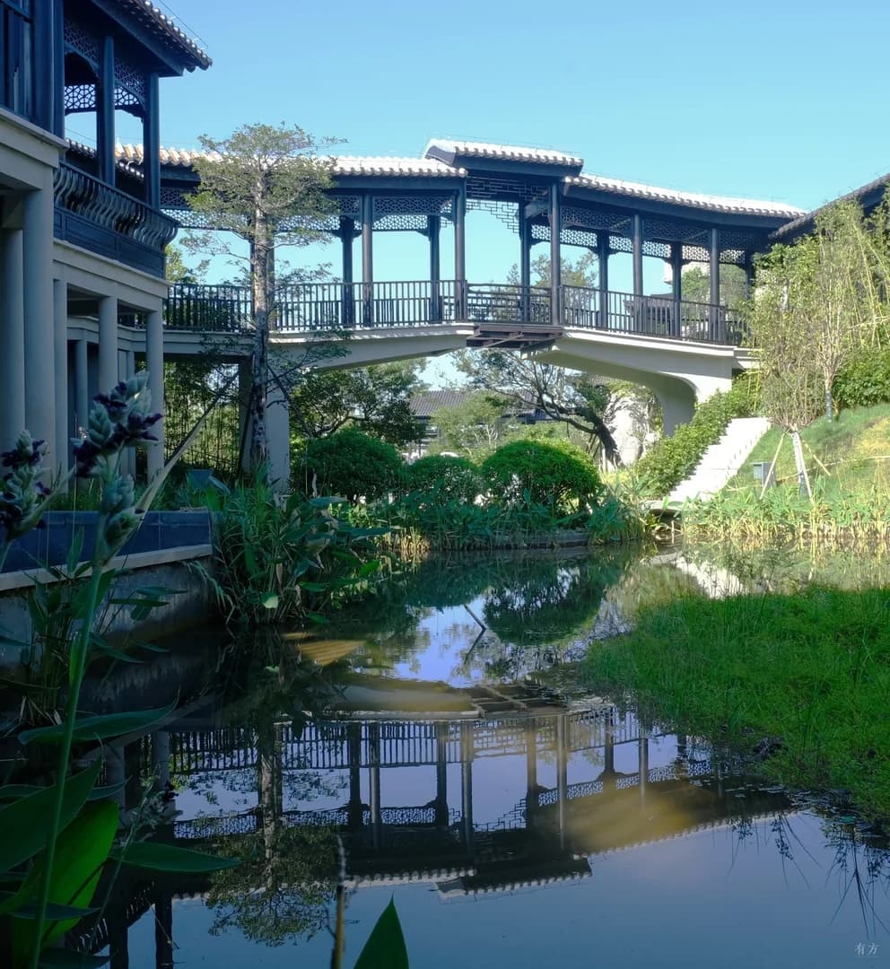 Ландшафтное оформление культурного центра с элементами водного ландшафта