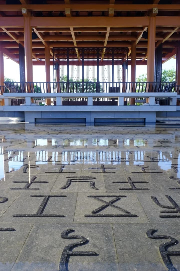 Ландшафтное оформление культурного центра с элементами водного ландшафта