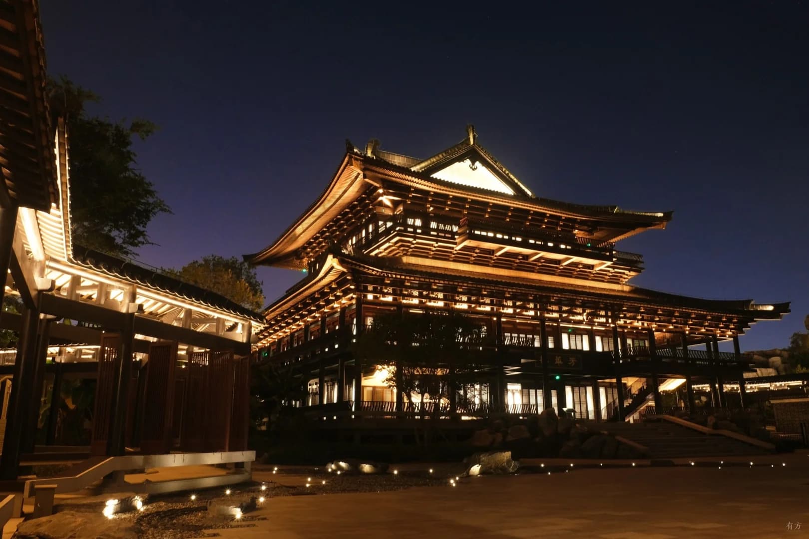 Ландшафтное оформление культурного центра с элементами водного ландшафта