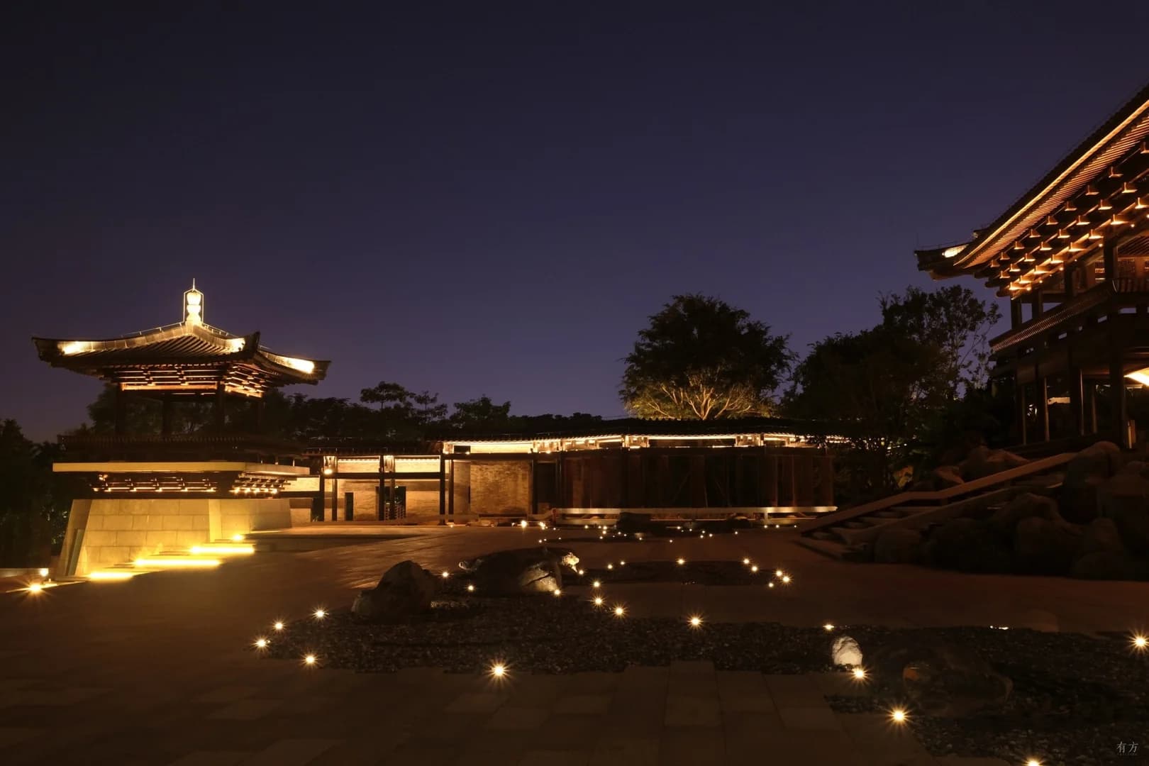 Ландшафтное оформление культурного центра с элементами водного ландшафта