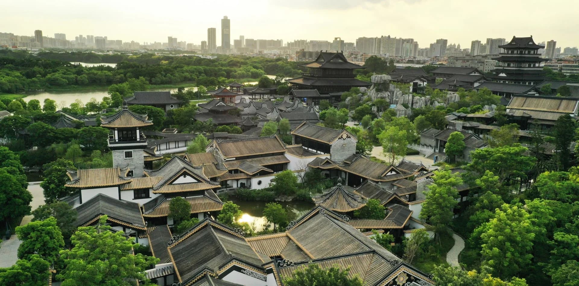 Ландшафтное оформление культурного центра с элементами водного ландшафта