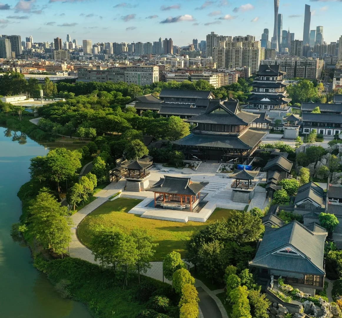 Ландшафтное оформление культурного центра с элементами водного ландшафта