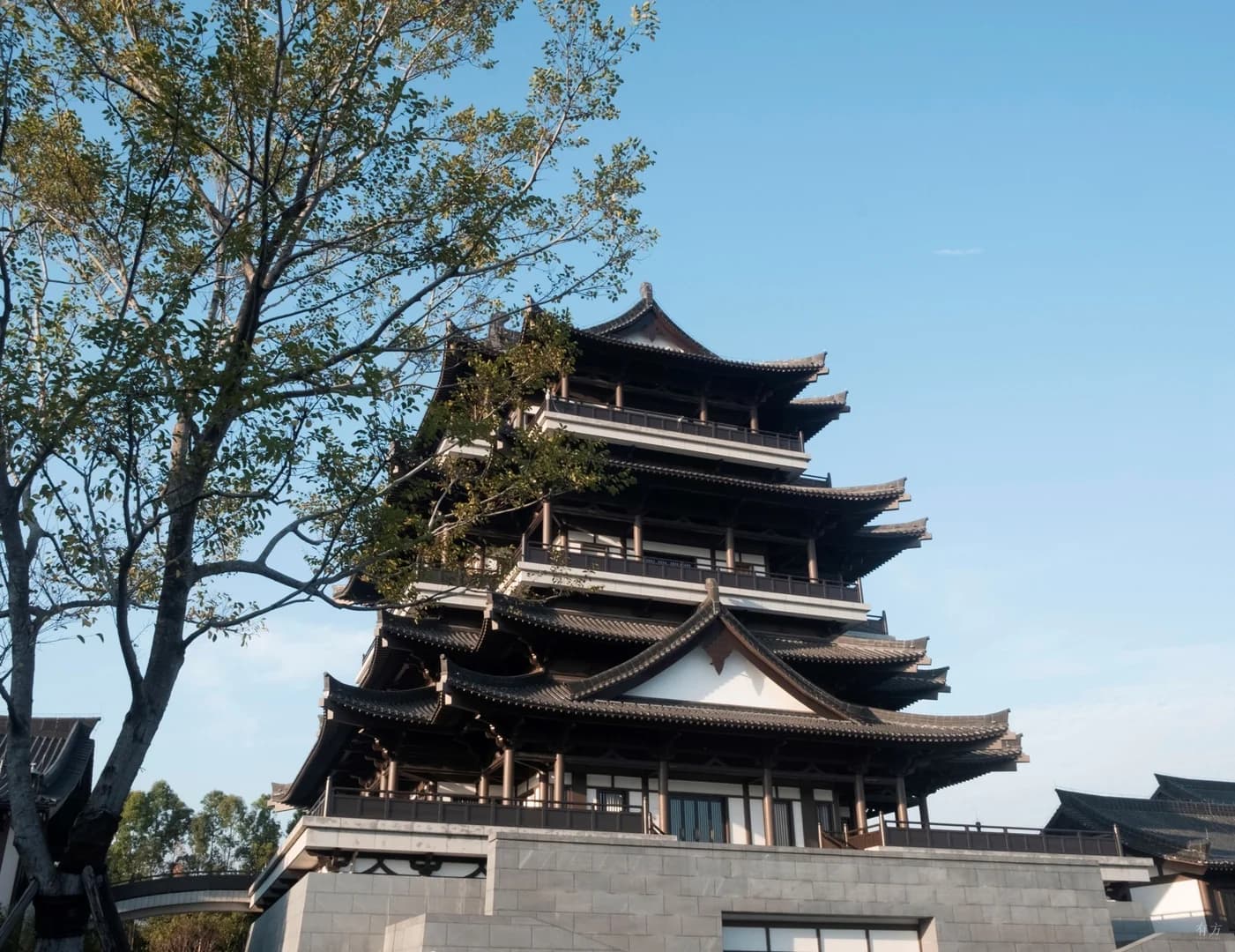 Ландшафтное оформление культурного центра с элементами водного ландшафта