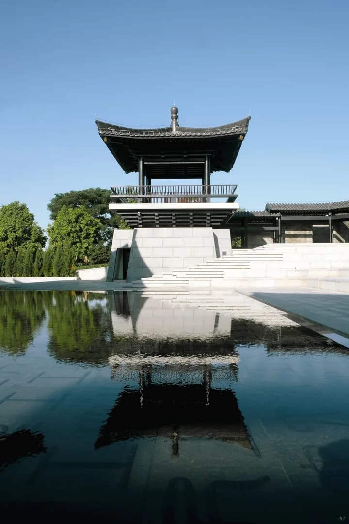 Ландшафтное оформление культурного центра с элементами водного ландшафта