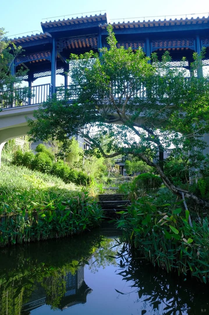 Ландшафтное оформление культурного центра с элементами водного ландшафта