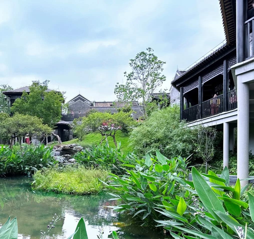 Ландшафтное оформление культурного центра с элементами водного ландшафта