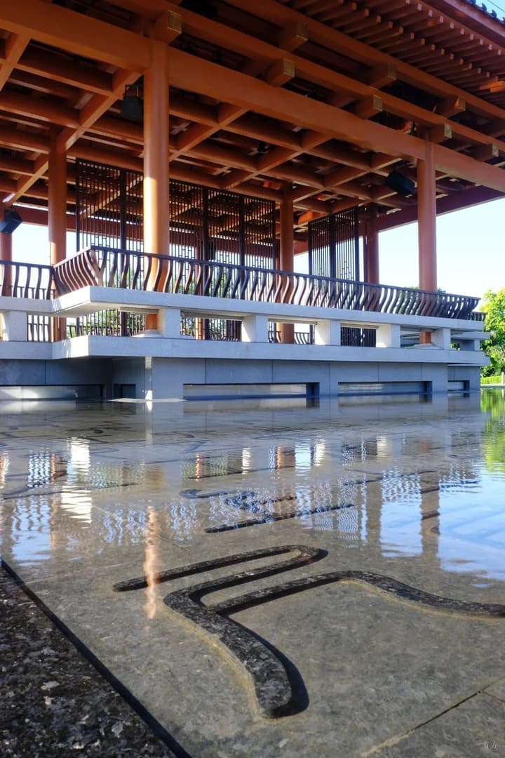 Ландшафтное оформление культурного центра с элементами водного ландшафта