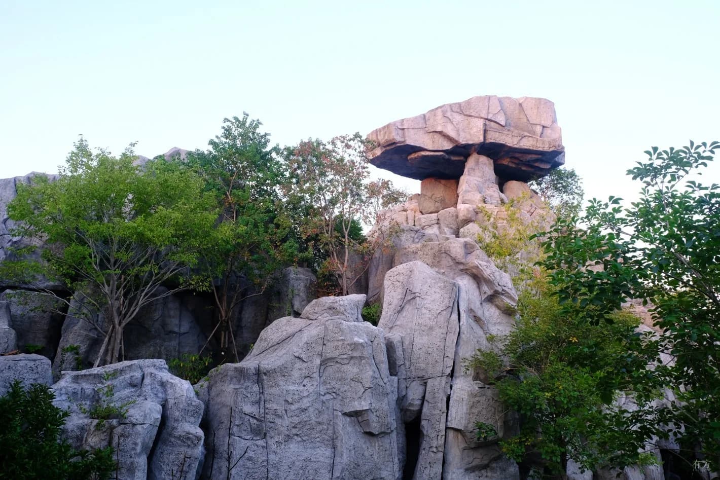 Ландшафтное оформление культурного центра с элементами водного ландшафта