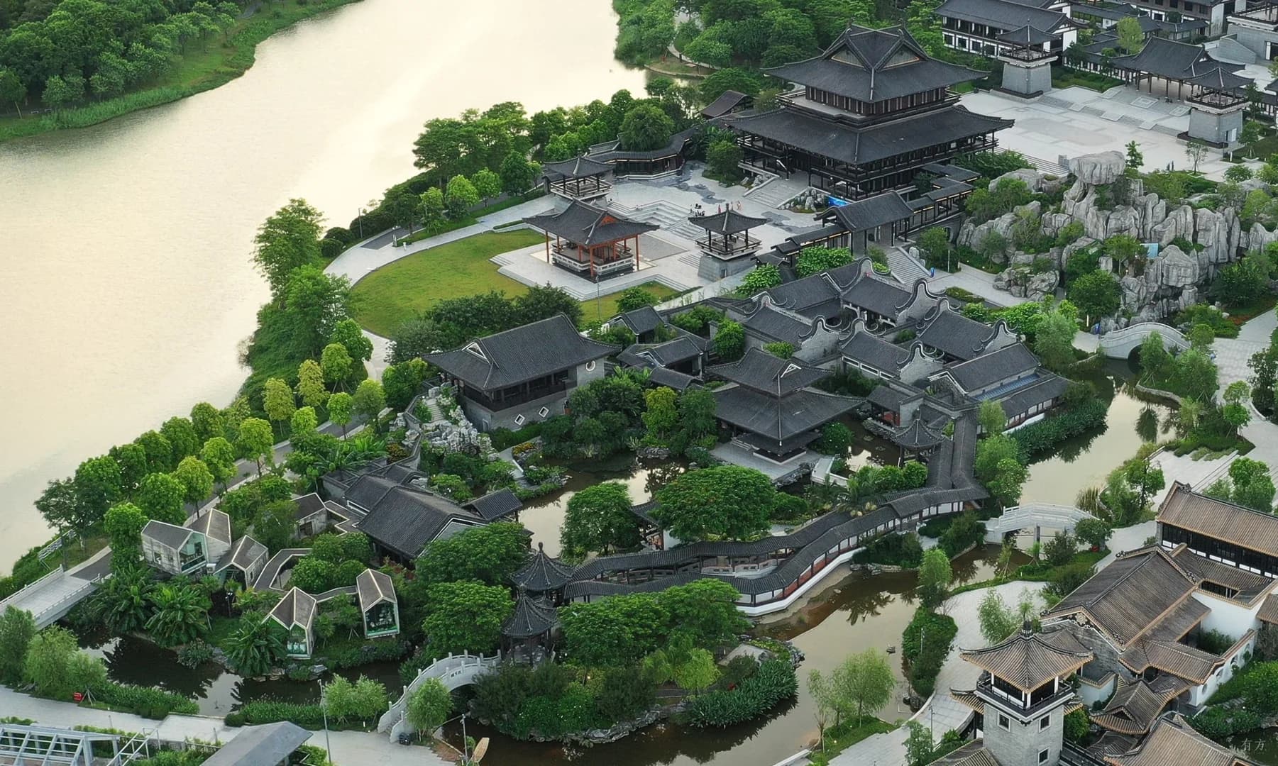 Ландшафтное оформление культурного центра с элементами водного ландшафта