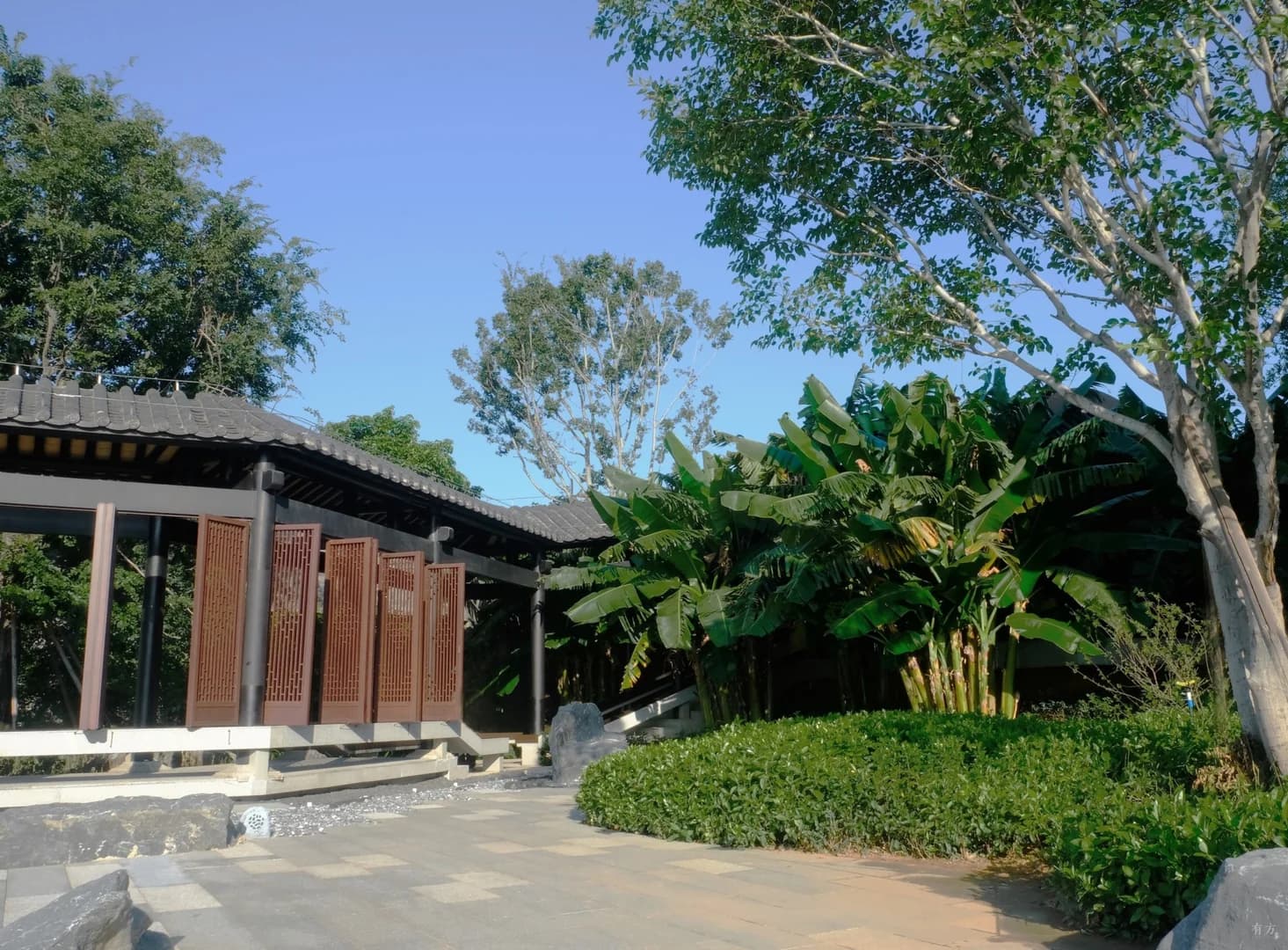 Ландшафтное оформление культурного центра с элементами водного ландшафта