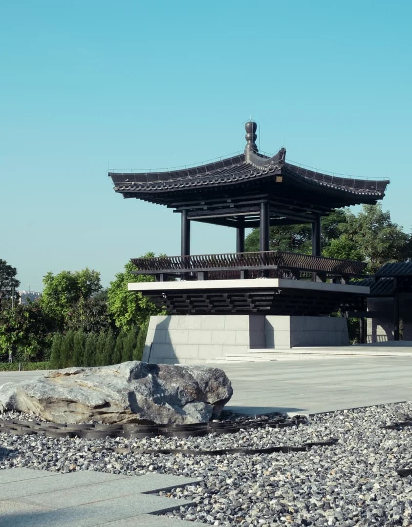 Ландшафтное оформление культурного центра с элементами водного ландшафта