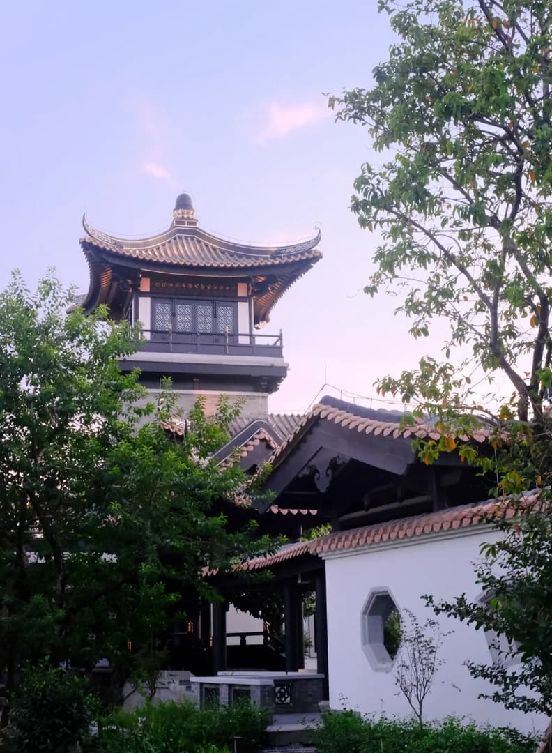 Ландшафтное оформление культурного центра с элементами водного ландшафта