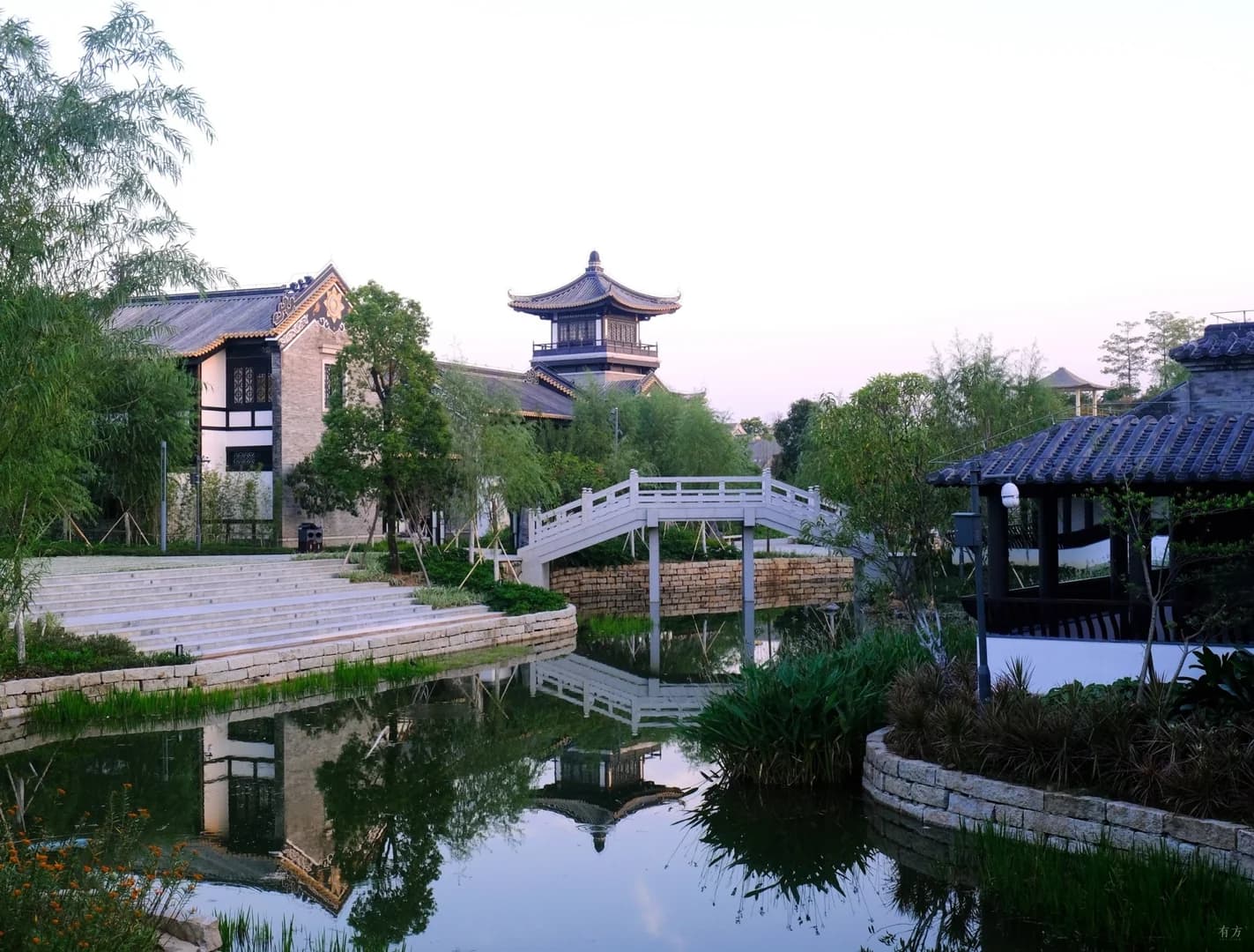 Ландшафтное оформление культурного центра с элементами водного ландшафта