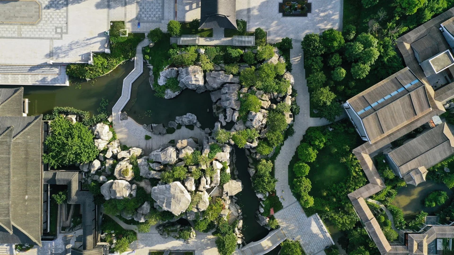 Ландшафтное оформление культурного центра с элементами водного ландшафта