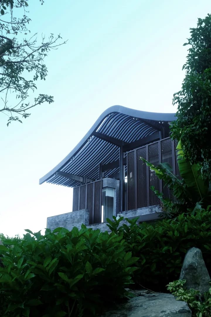 Ландшафтное оформление культурного центра с элементами водного ландшафта