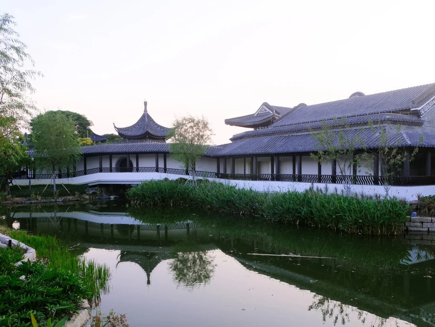 Ландшафтное оформление культурного центра с элементами водного ландшафта