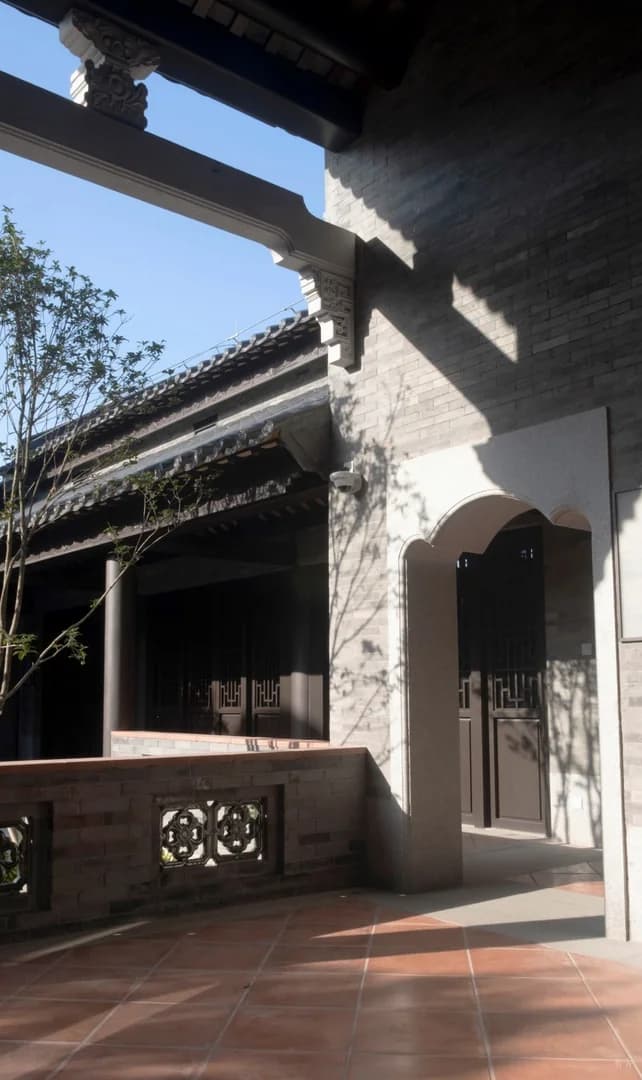 Ландшафтное оформление культурного центра с элементами водного ландшафта