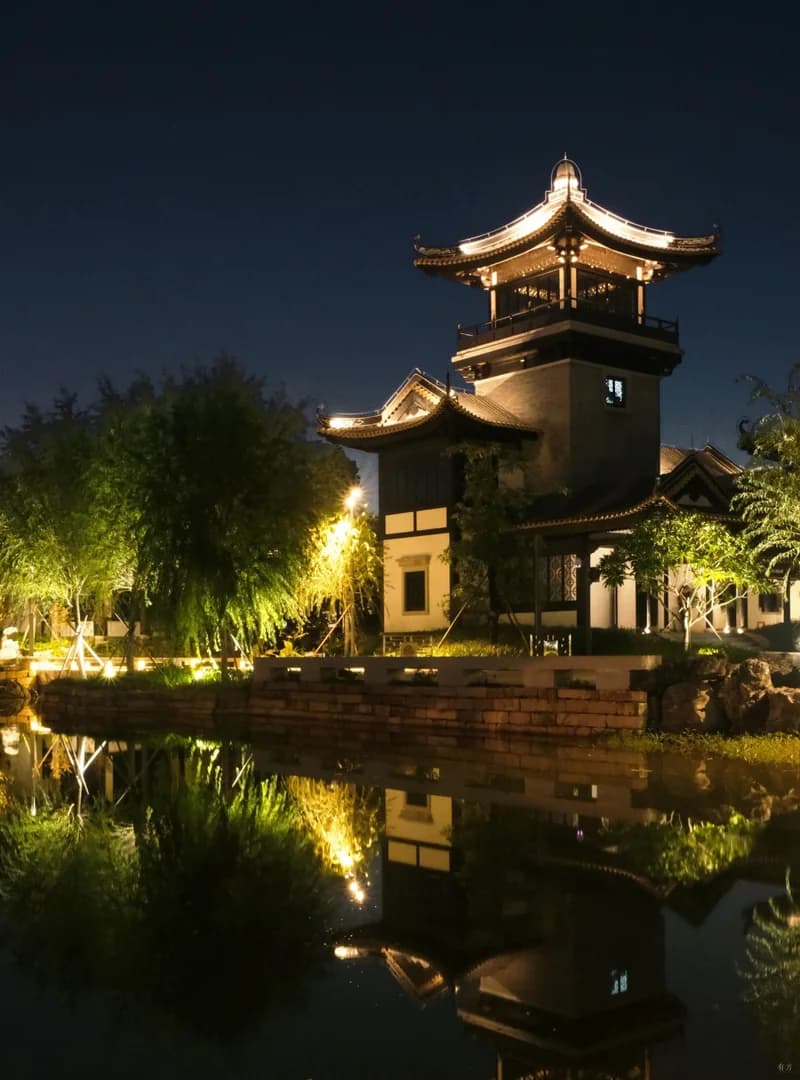 Ландшафтное оформление культурного центра с элементами водного ландшафта