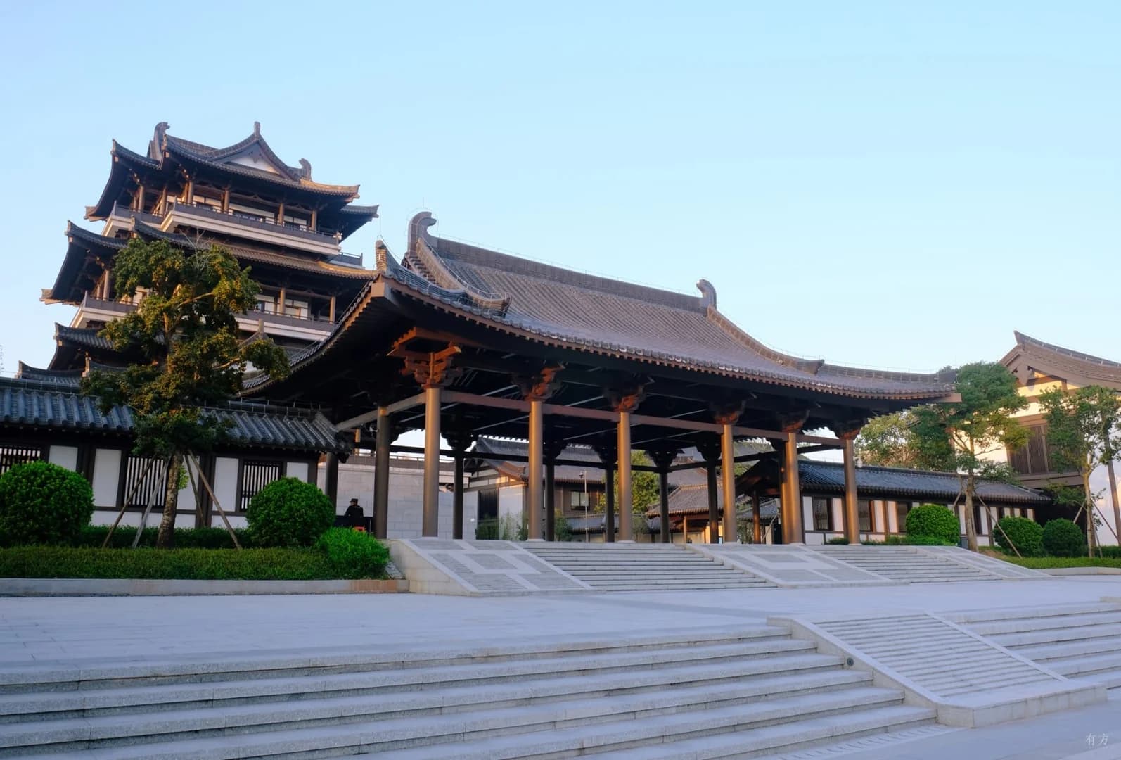 Ландшафтное оформление культурного центра с элементами водного ландшафта