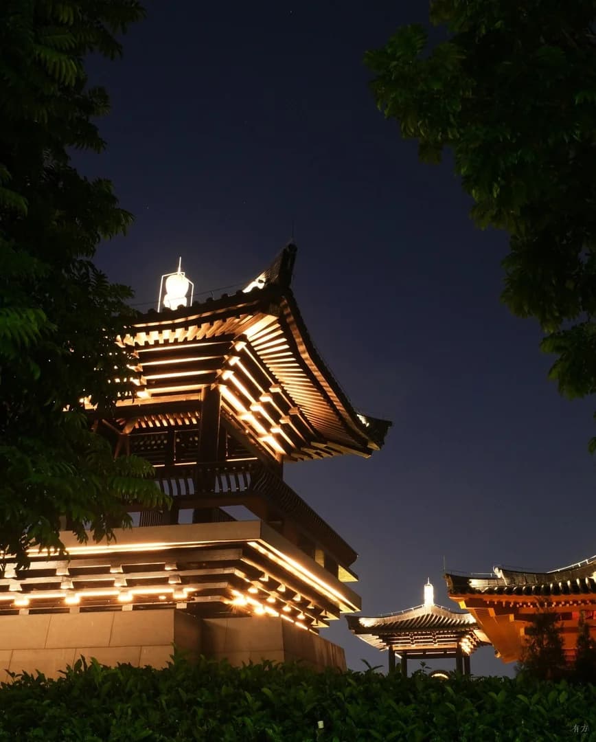 Ландшафтное оформление культурного центра с элементами водного ландшафта