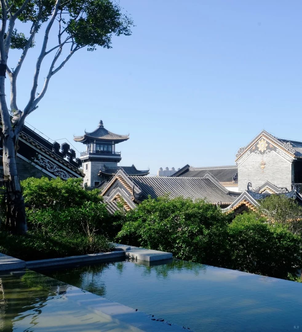 Ландшафтное оформление культурного центра с элементами водного ландшафта