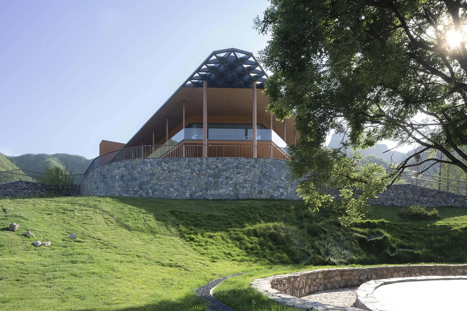 Парк памяти Андерс с облачным зеркалом