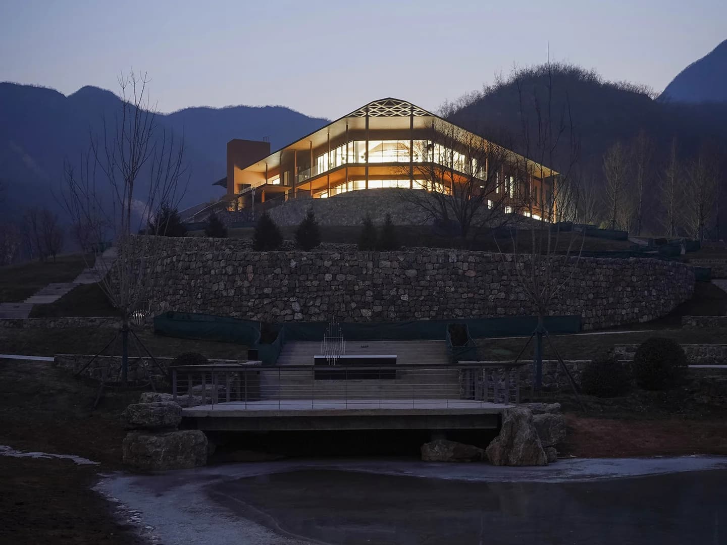 Парк памяти Андерс с облачным зеркалом