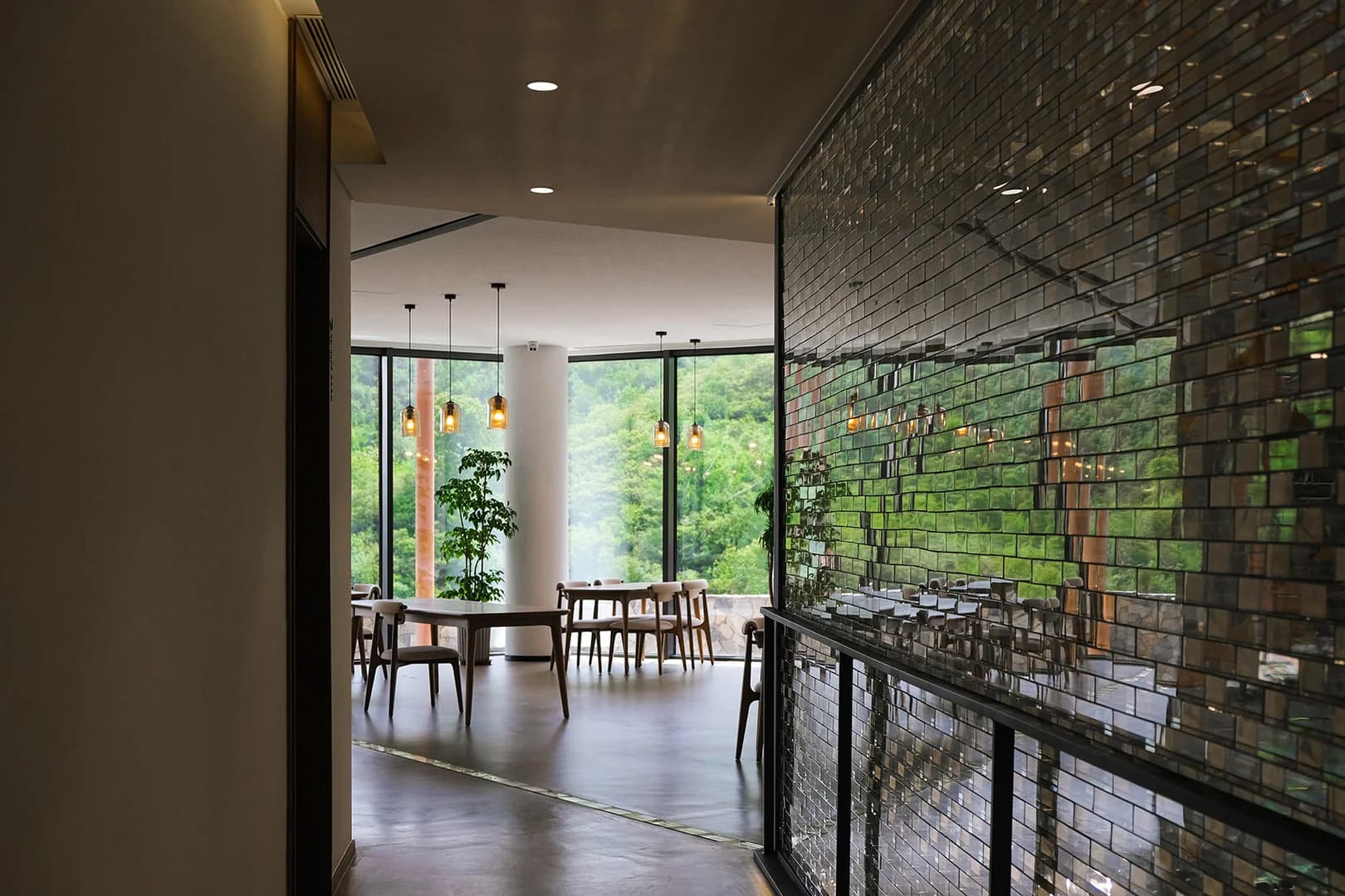 Парк памяти Андерс с облачным зеркалом