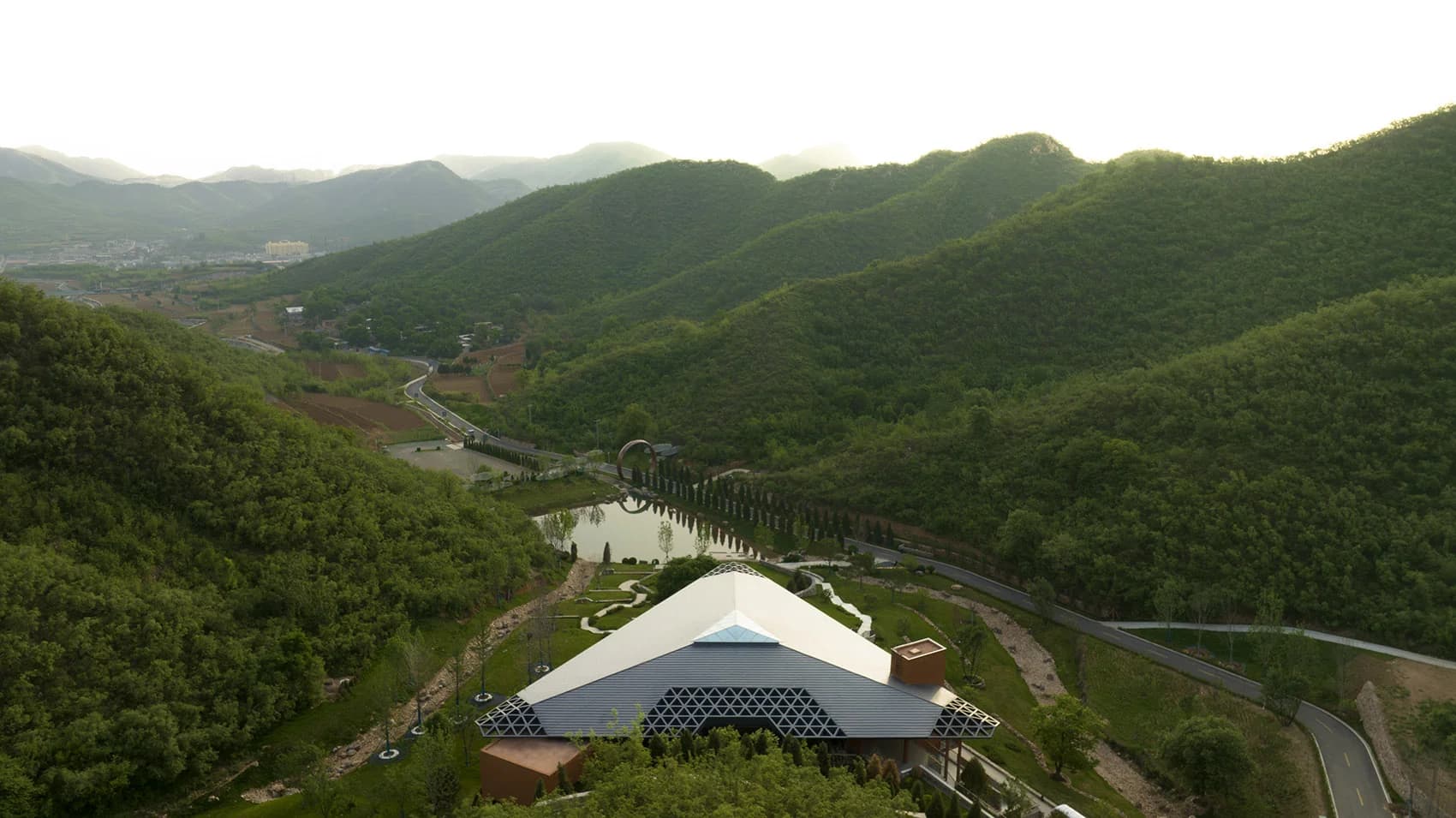 Парк памяти Андерс с облачным зеркалом