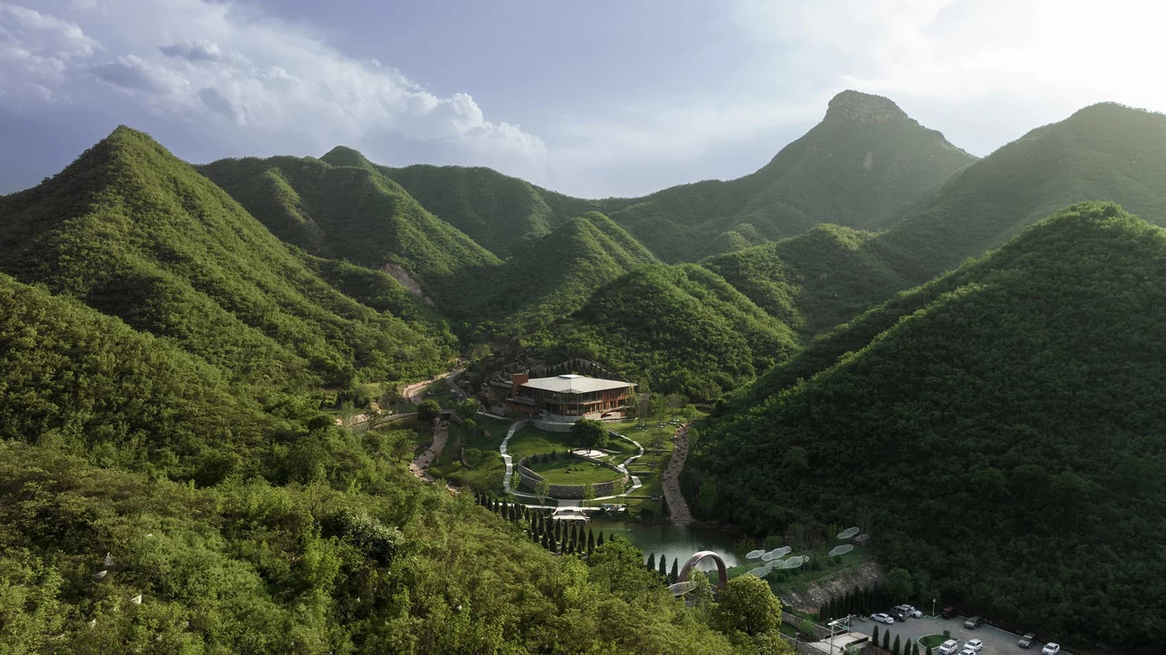 Парк памяти Андерс с облачным зеркалом