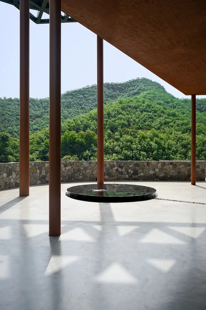 Парк памяти Андерс с облачным зеркалом