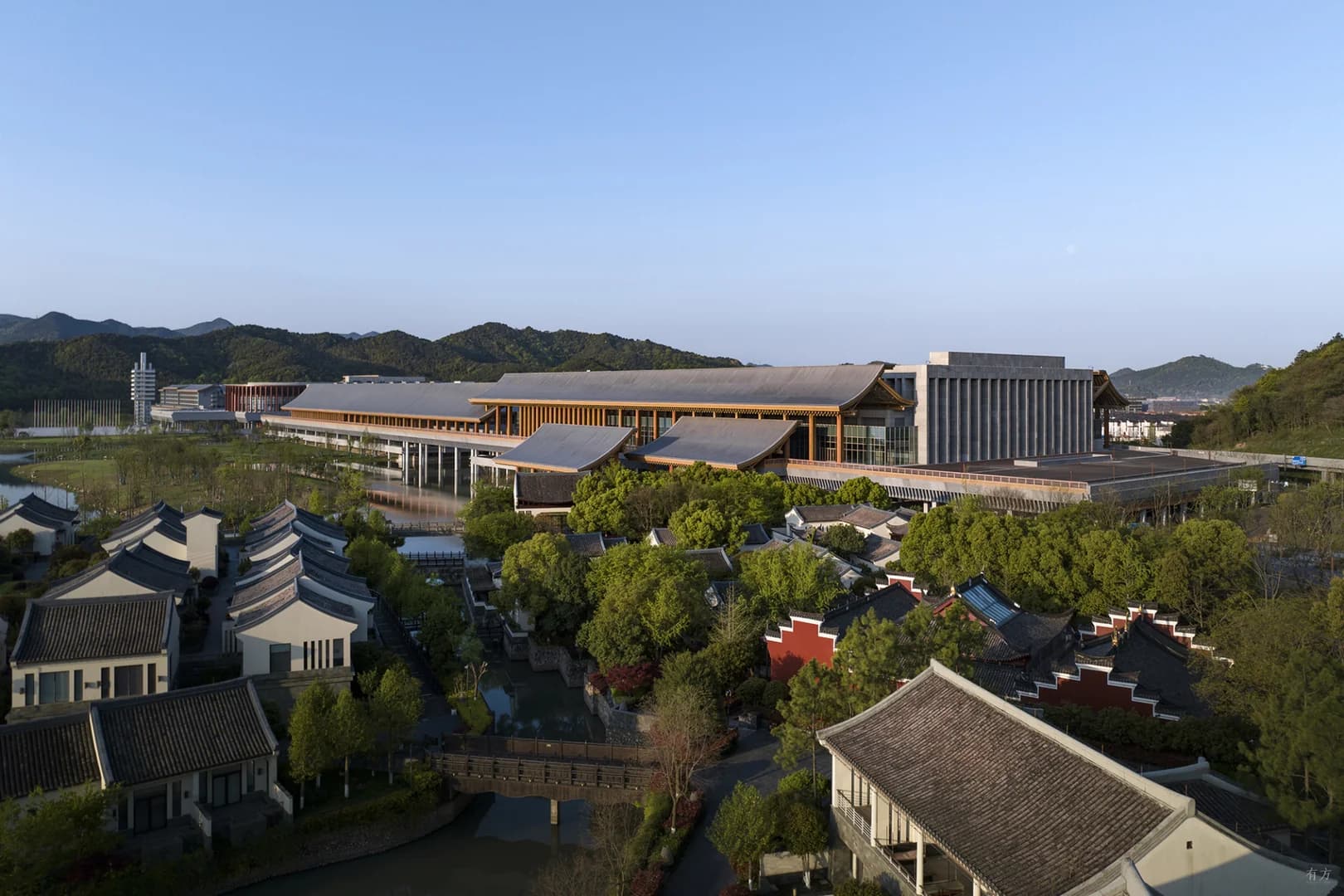 Международный конференц-центр: Рисовые поля и мосты