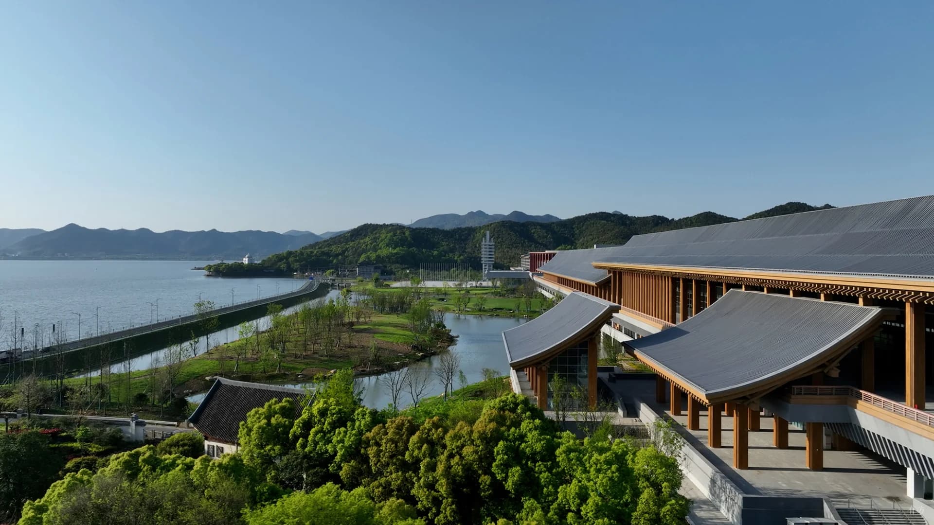 Международный конференц-центр: Рисовые поля и мосты