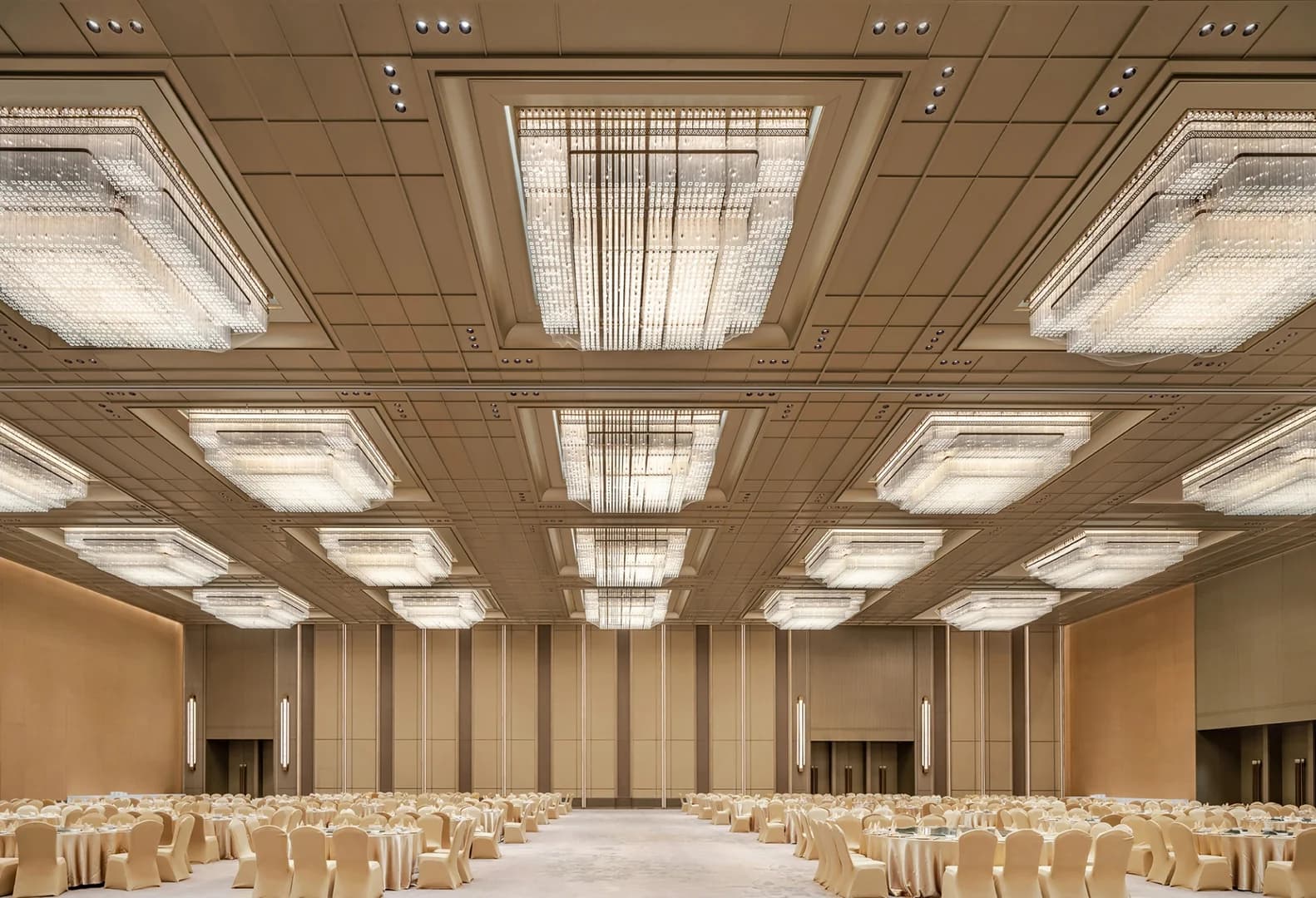 Международный конференц-центр: Рисовые поля и мосты