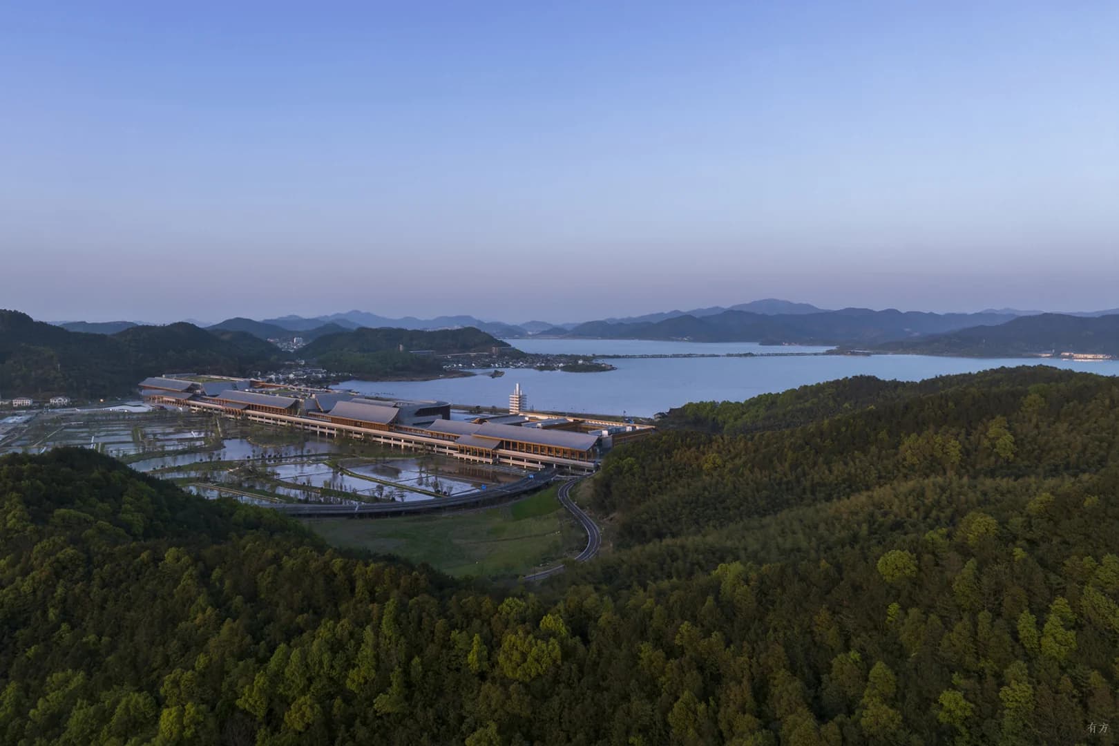 Международный конференц-центр: Рисовые поля и мосты