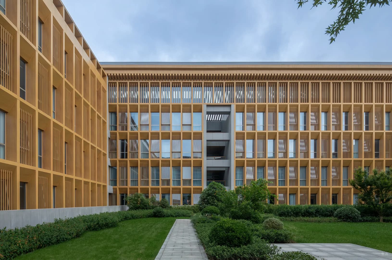 Международный конференц-центр: Рисовые поля и мосты