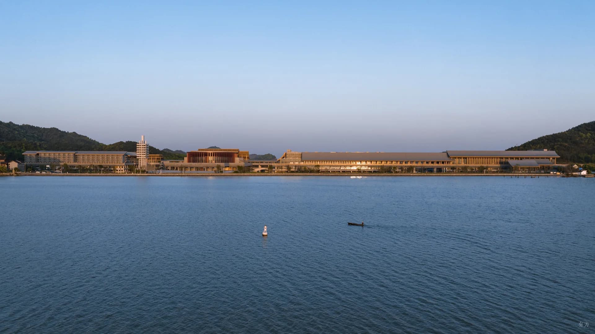 Международный конференц-центр: Рисовые поля и мосты