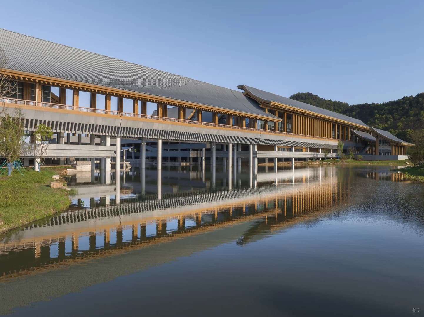 Международный конференц-центр: Рисовые поля и мосты