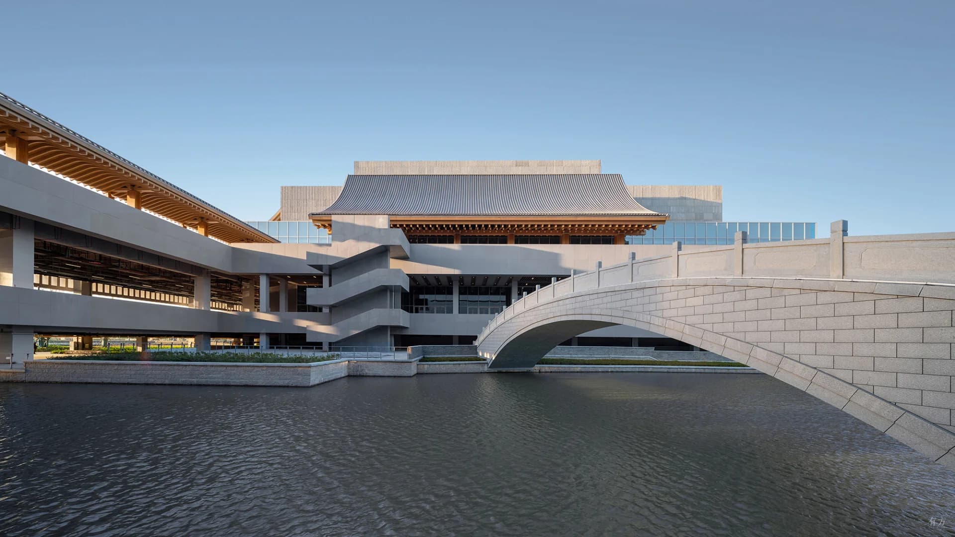 Международный конференц-центр: Рисовые поля и мосты