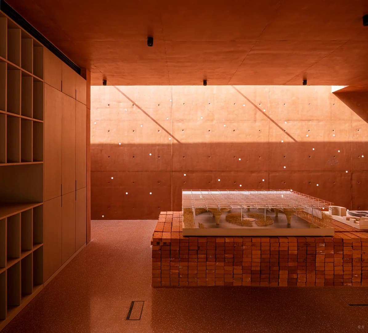 Красная коробка