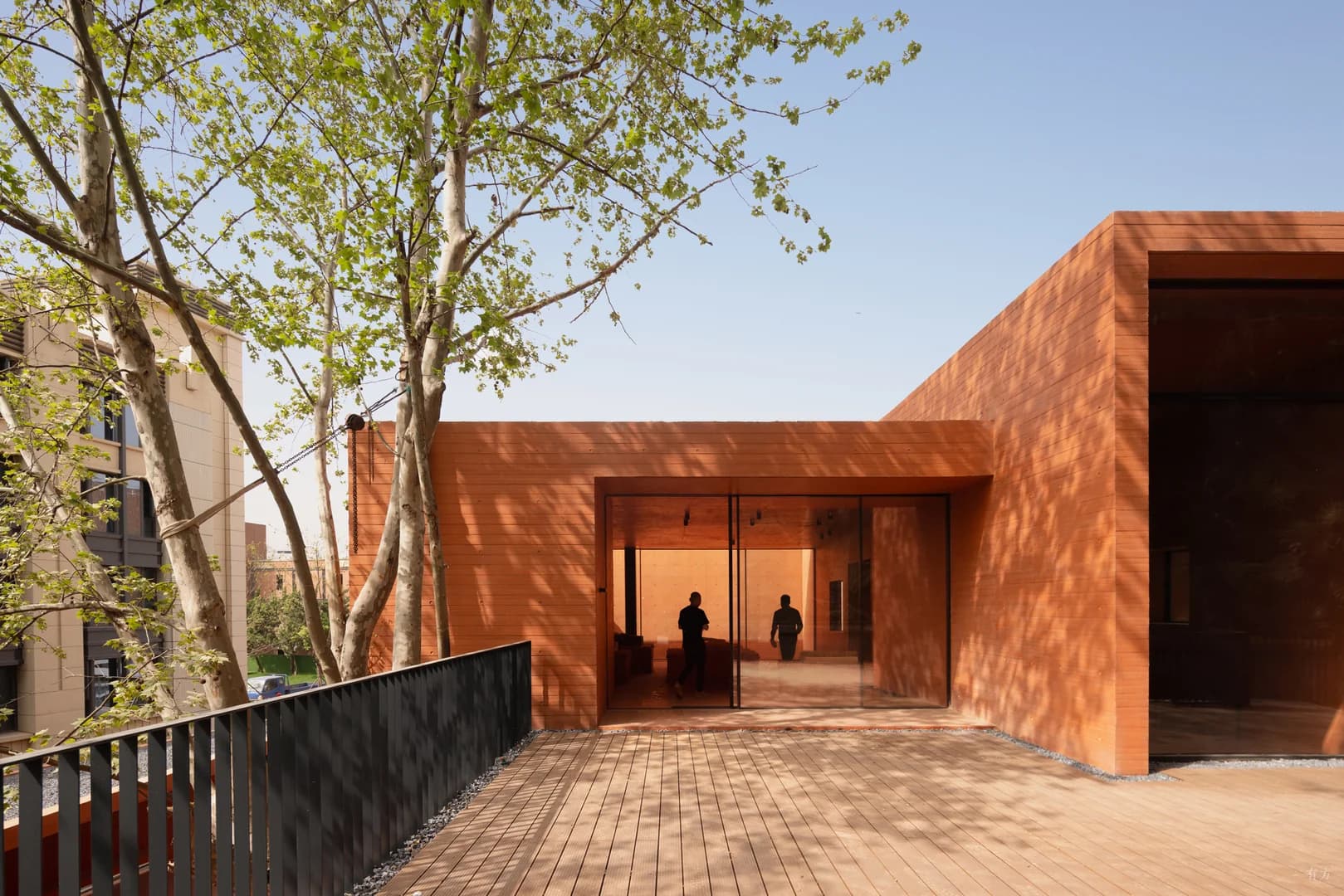 Красная коробка