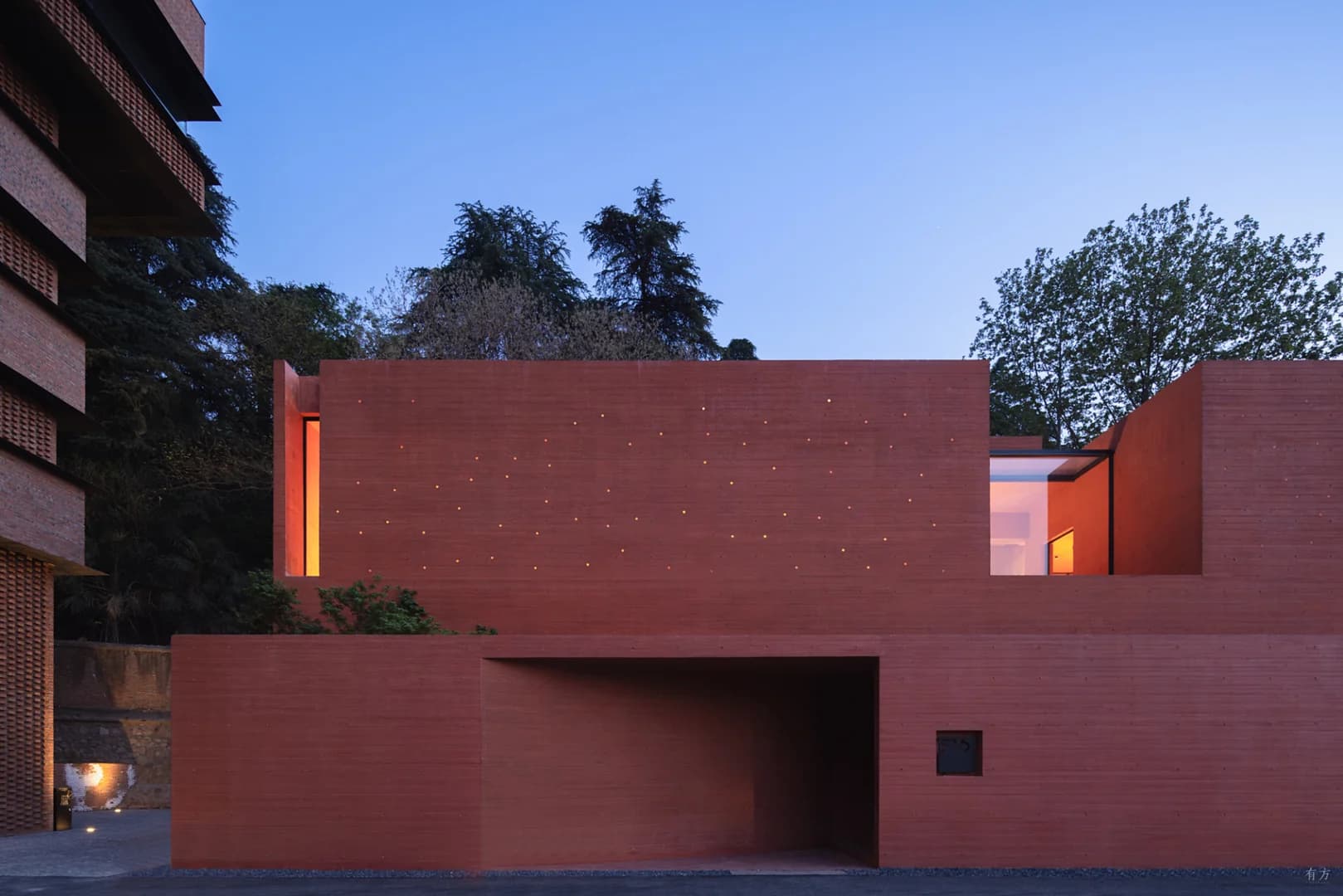 Красная коробка