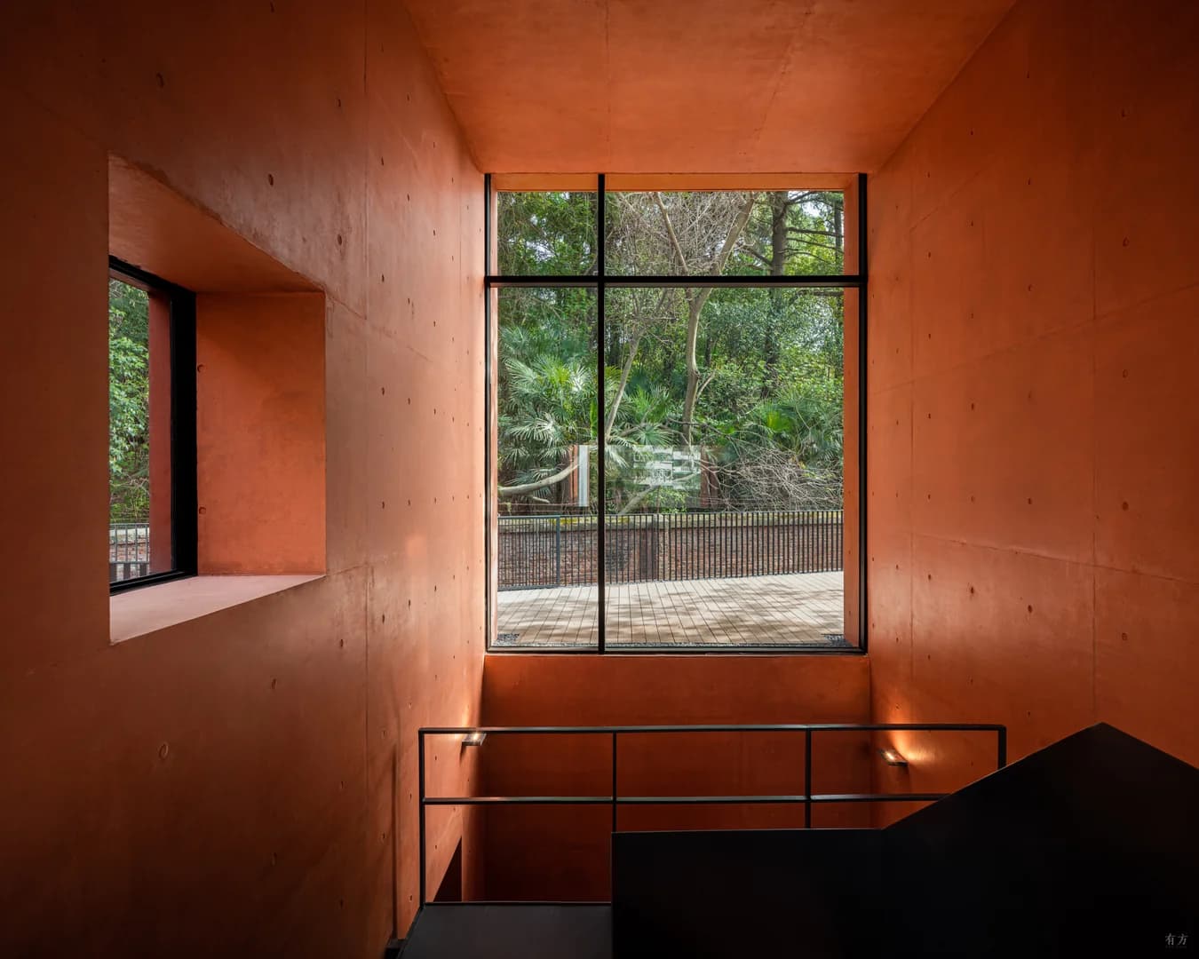 Красная коробка