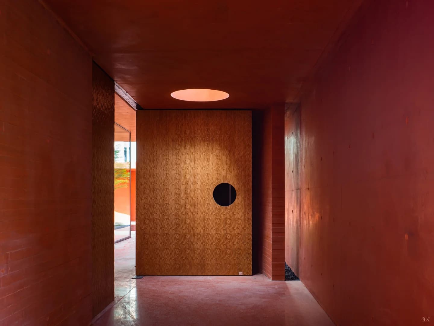 Красная коробка