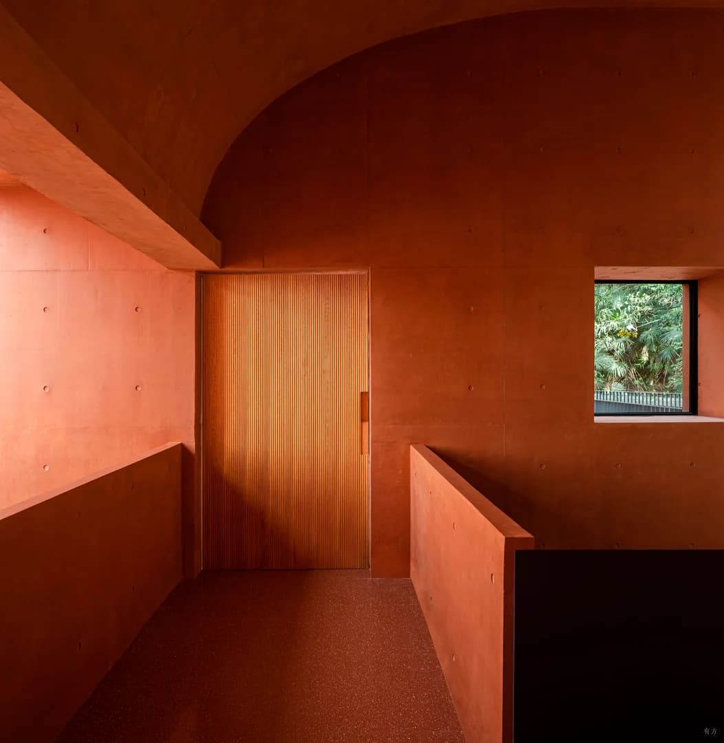 Красная коробка