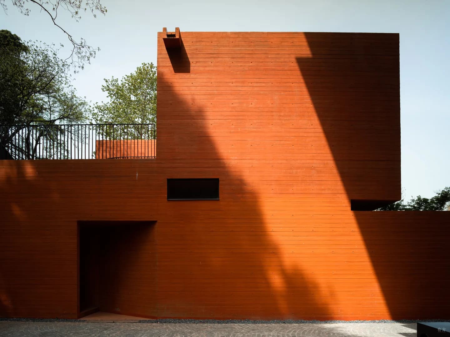 Красная коробка