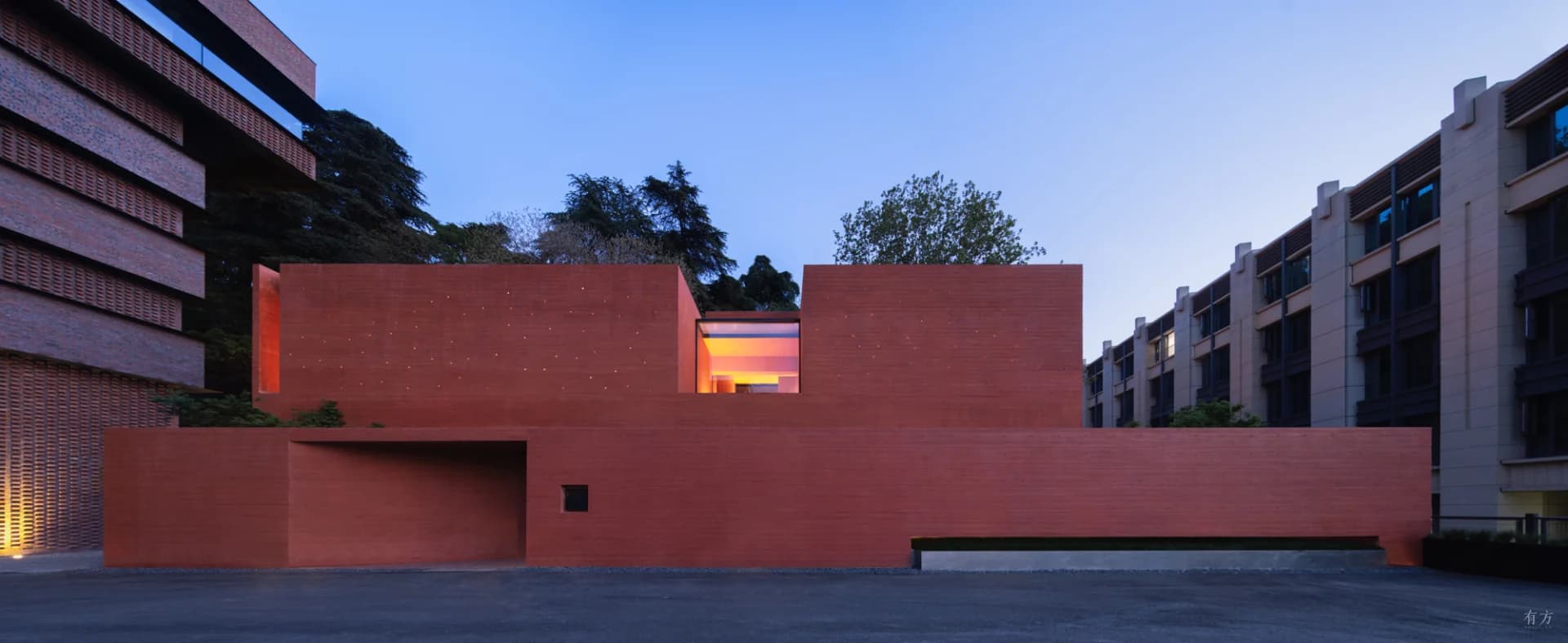 Красная коробка